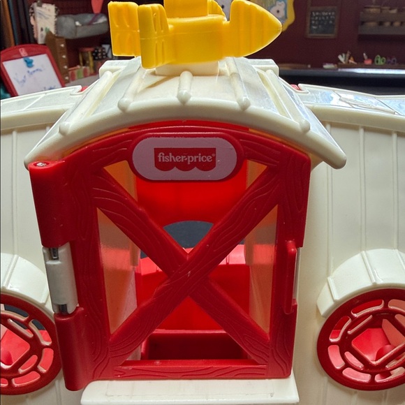 Fisher-Price Little People Caring For Animals Farm playset - Picture 2 of 11